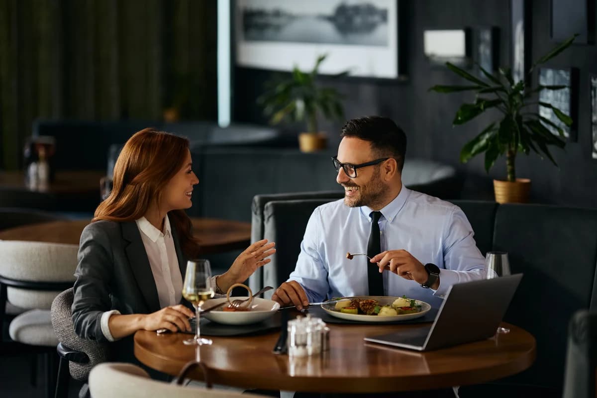 พาลูกค้าไปเลี้ยงข้าว-ตีกอล์ฟ เบิกบริษัทได้ไหม? เคล็ดลับลงบัญชี "ค่ารับรอง" ไม่ให้โดนปัดตก